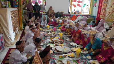 Lestarikan Budaya Minang, Bocah-bocah Dikenalkan dengan Makan Bajamba