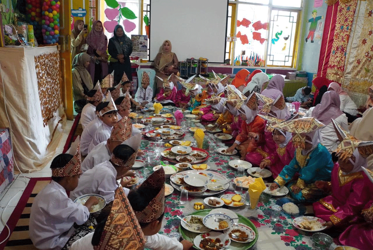Anak TK makan bajamba yang merupakan sebuah tradisi masyarakat Minang. (kominfo)