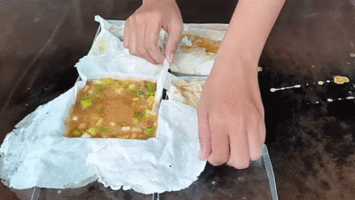 Martabak mesir sedang dibuat untuk disajikan ke pengunjung. (YouTube Herlina Basri)