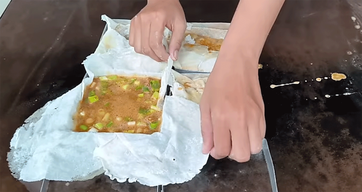 Martabak mesir sedang dibuat untuk disajikan ke pengunjung. (YouTube Herlina Basri)