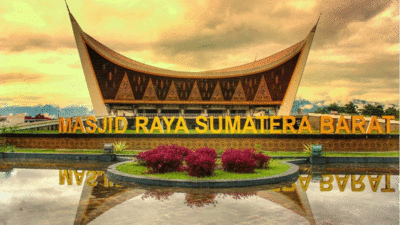 Masjid Raya Sumatera Barat yang menjadi ikon provinsi yang bertabur penghargaan itu.