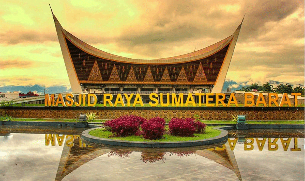Masjid Raya Sumatera Barat yang menjadi ikon provinsi yang bertabur penghargaan itu.