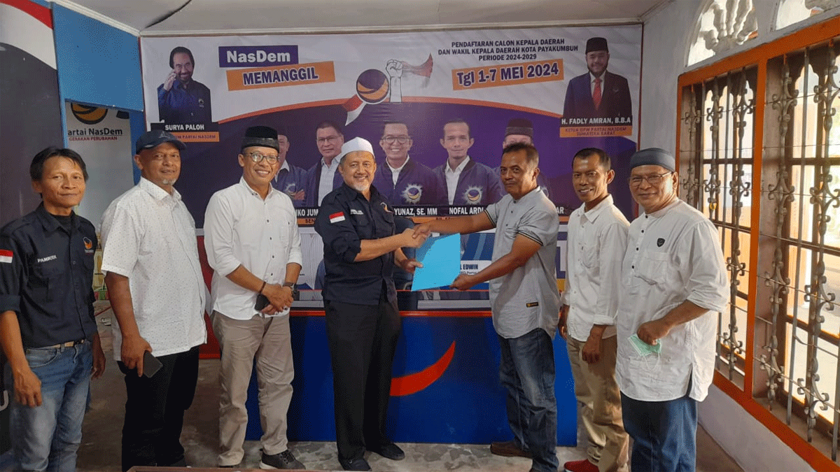 Relawan Efriza Naldi ambil formulir di NasDem Payakumbuh