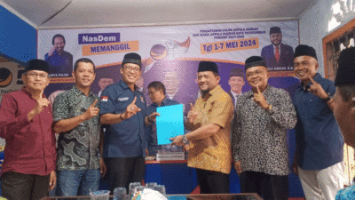 Calon wali kota/wakil walikota Efrizalnaldi daftar di Partai NasDem Payakumbuh.