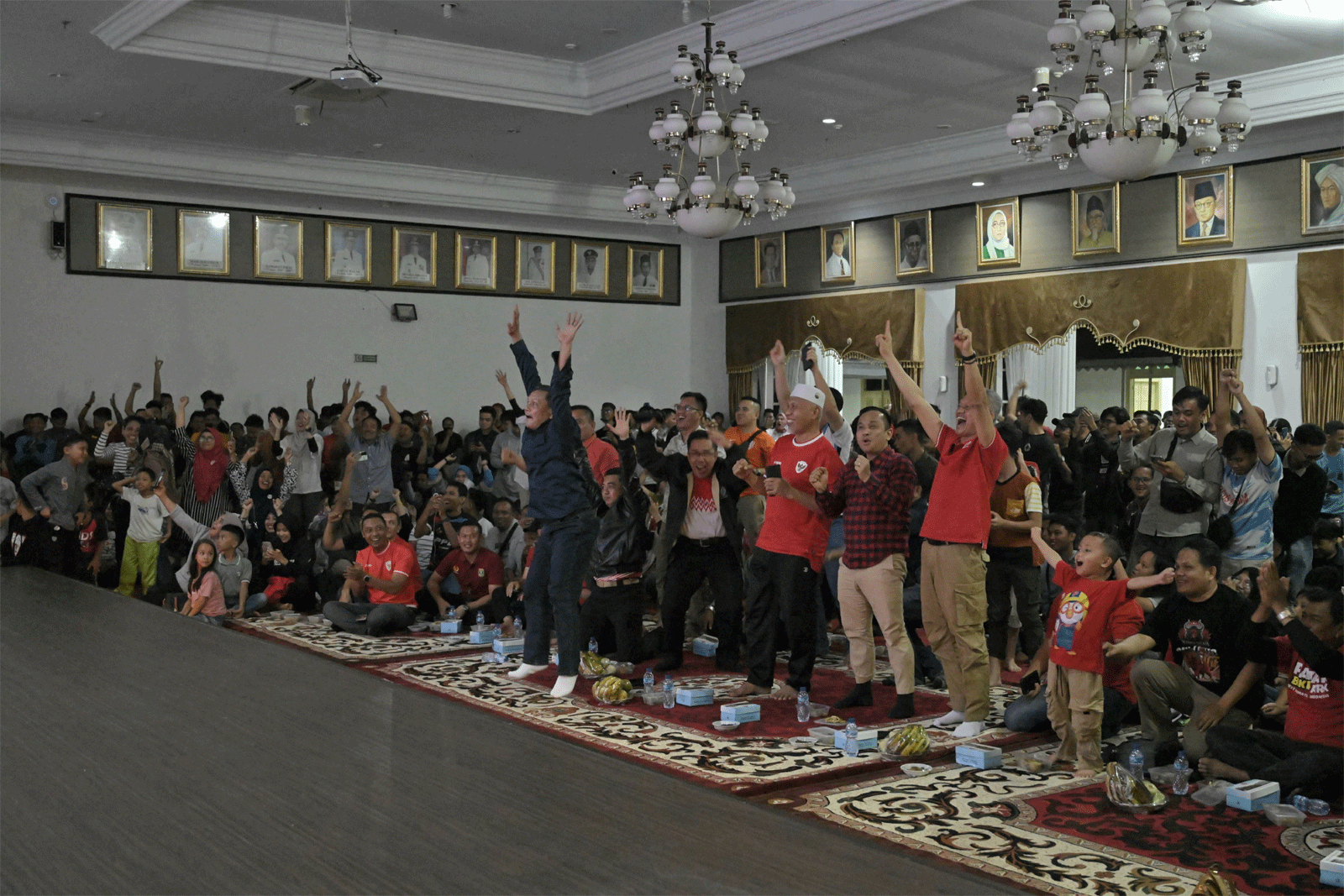 Suasana nonton bareng di istana gubernur Sumbar, Jalan Jenderal Sudirman, Padang. (biro adpim)