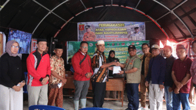 Pemilik Hotel Sakura Syariah Lubuk Basung, Isman Tanjung serahkan bantuan bagi korban bencana di Agam
