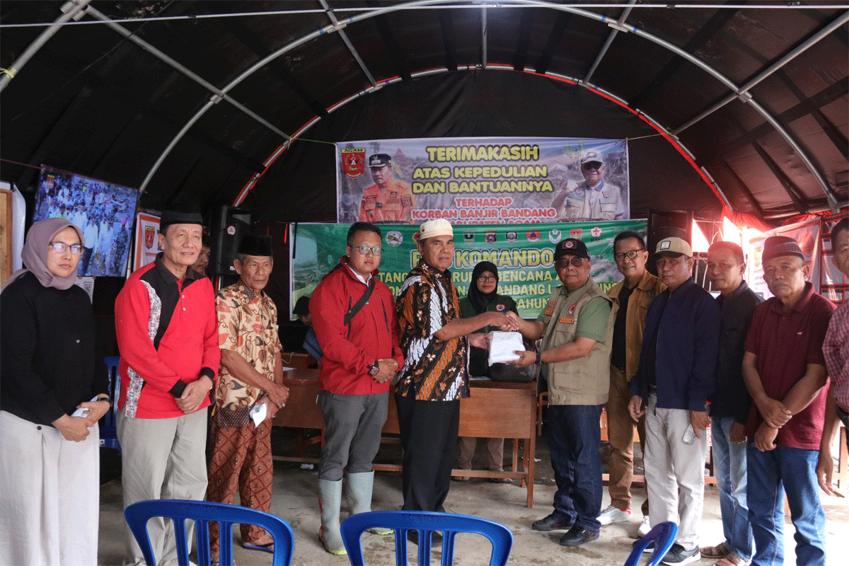 Pemilik Hotel Sakura Syariah Lubuk Basung, Isman Tanjung serahkan bantuan bagi korban bencana di Agam