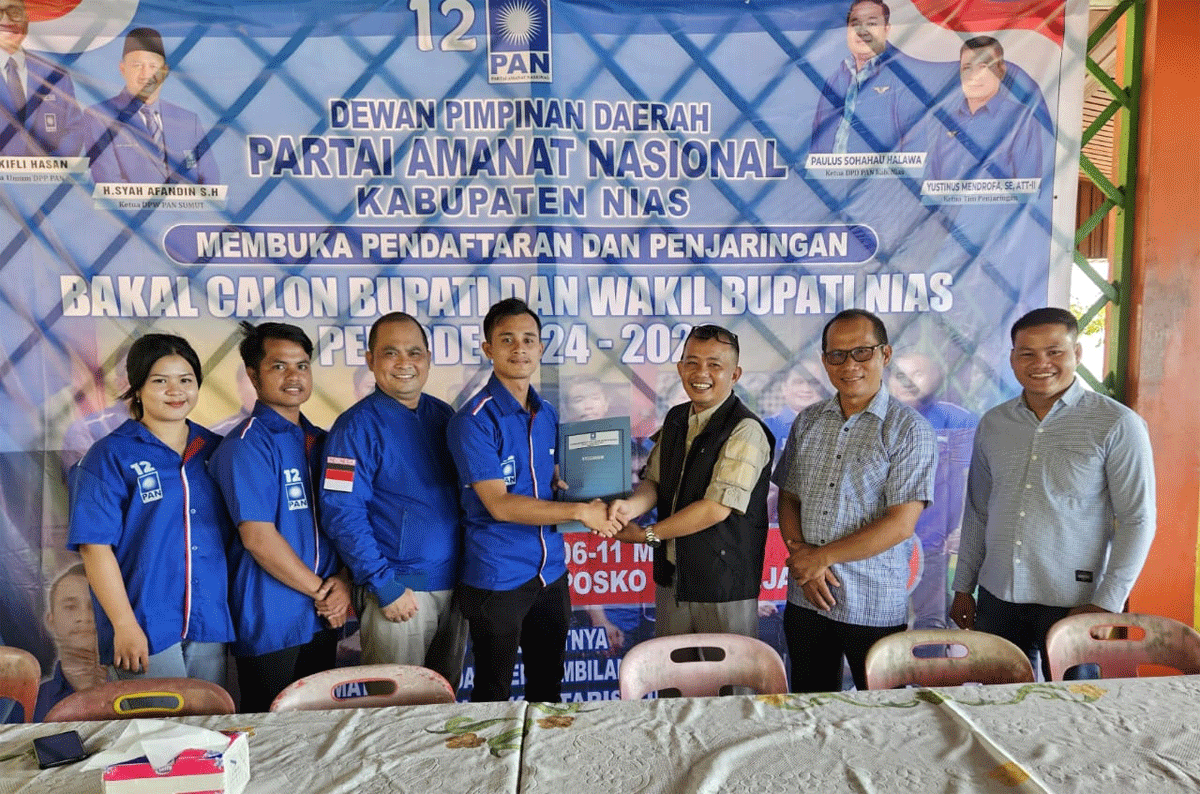 Tim Alinuru Laoli serahkan berkas pendaftaran di DPD PAN Nias