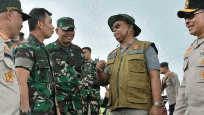 Pangdam I/Bukit Barisan, Mayjen TNI Mochammad Hasan mengecek persiapan rencana kunjungan Presiden Joko Widodo ke lokasi bencana banjir bandang di Agam, Minggu (19/5/2024).