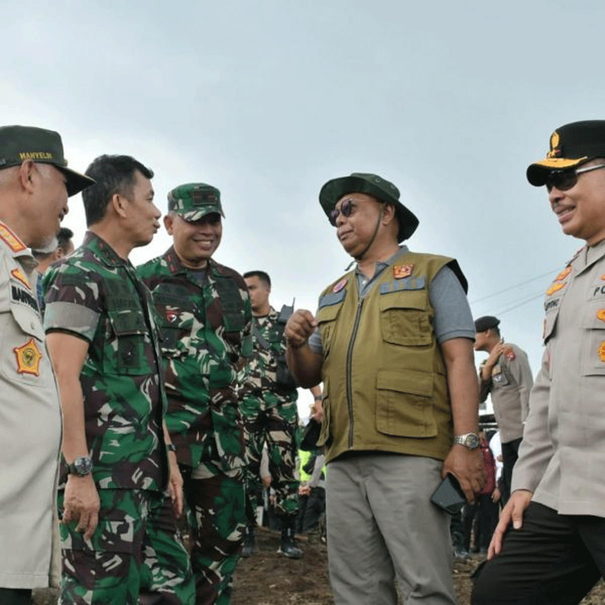 Pangdam I/Bukit Barisan, Mayjen TNI Mochammad Hasan mengecek persiapan rencana kunjungan Presiden Joko Widodo ke lokasi bencana banjir bandang di Agam, Minggu (19/5/2024).