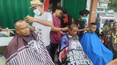 Komunitas Pangkas Rambut dan Barber Sumatera Barat berikan layanan pangkas gratis bagi warga yang terdampak bencana galodo di Tanah Datar, Sabtu (18/5/2024).