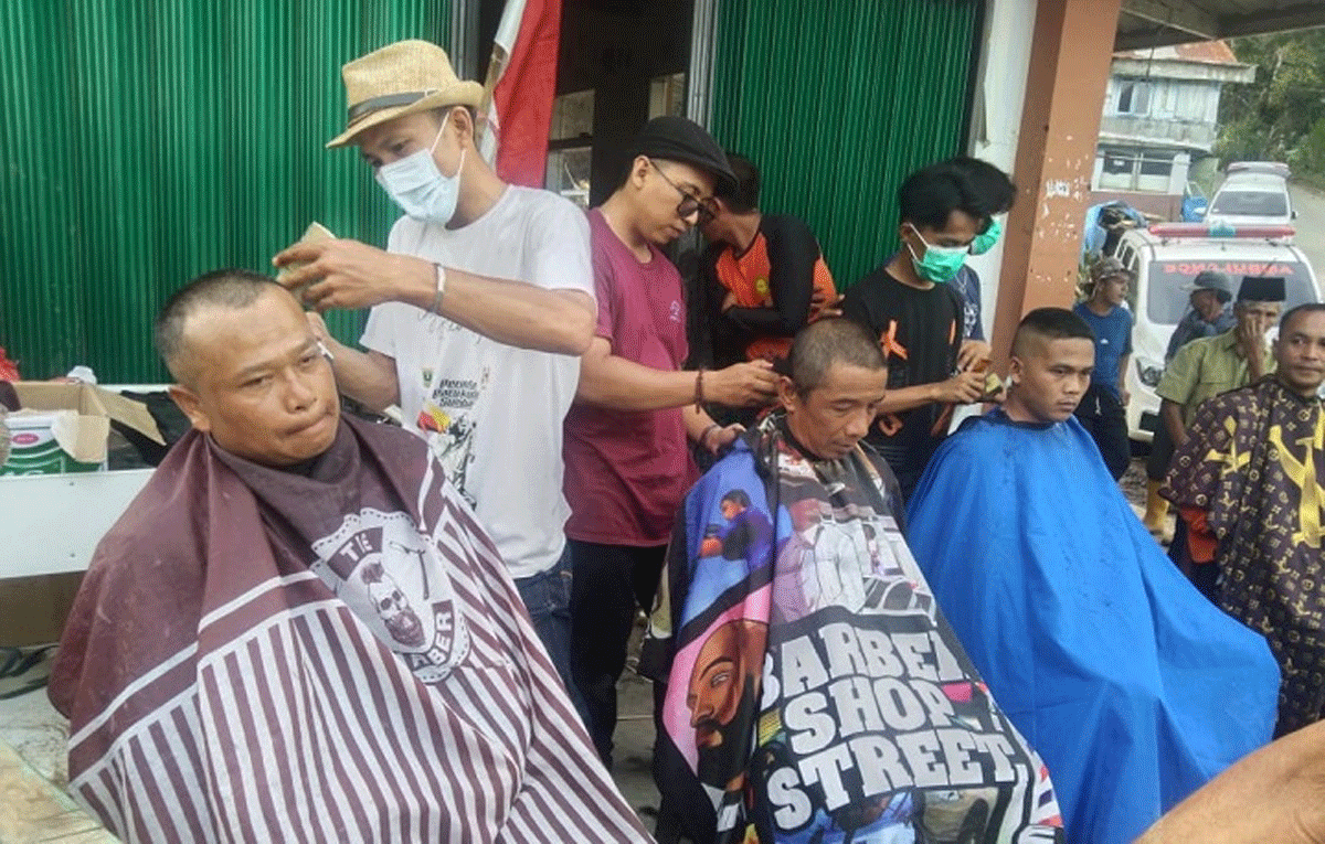 Komunitas Pangkas Rambut dan Barber Sumatera Barat berikan layanan pangkas gratis bagi warga yang terdampak bencana galodo di Tanah Datar, Sabtu (18/5/2024).