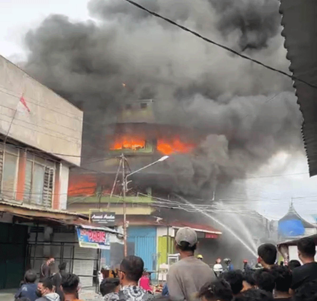 Api berkobar di Pasar Raya Padang, tepatnya di kawasan Blok A
