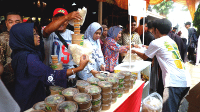Warga minati sego pacel Magetan.