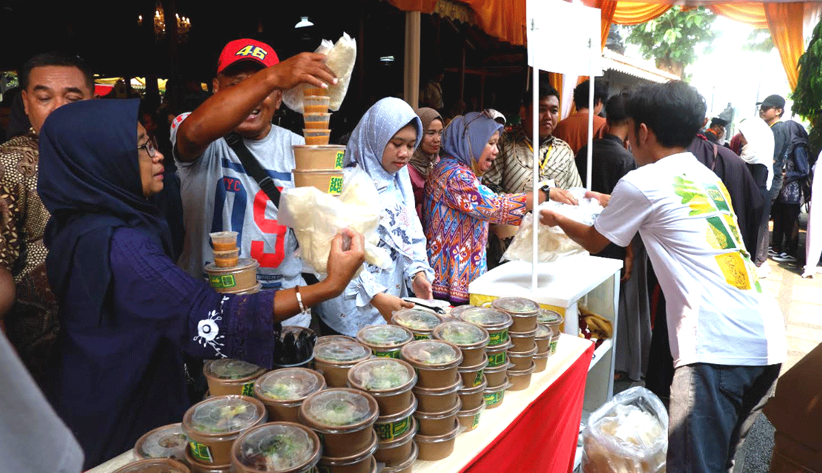 Warga minati sego pacel Magetan.