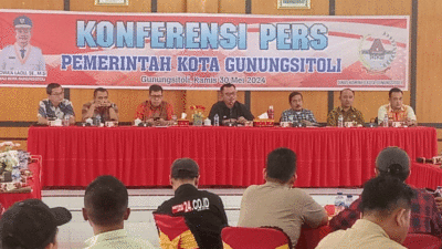 Wali Kota Gunungsitoli, Sowa'a Laoli berikan keterangan terkait kondisi keuangan pemko dalam jumpa pers, Kamis (30/5/2024).