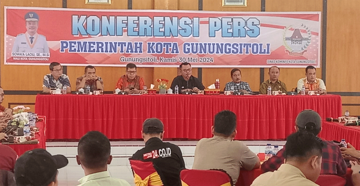 Wali Kota Gunungsitoli, Sowa'a Laoli berikan keterangan terkait kondisi keuangan pemko dalam jumpa pers, Kamis (30/5/2024).