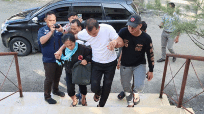 Kepala SMKN di Nias Selatan ditangkap karena diduga aniaya siswa. Dia ditangkap saat keluar dari rumah sakit, Sabtu (27/4/2024). (Arsip Polres Nias Selatan)