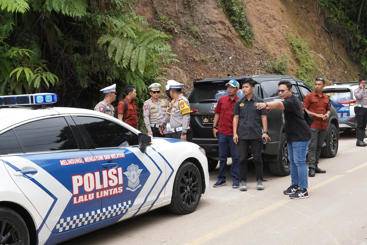 Jajaran Polda Riau tinjau ruas jalan Sumbar-Riau. (riau.go.id)