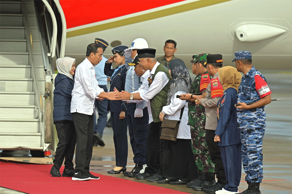 Gubernur Mahyeldi Ansharullah bersama seluruh unsur Forkompimda Sumbar menyambut kedatangan Presiden Jokowi beserta Ibu Negara Iriana di VIP Bandara Internasional Minangkabau (BIM), Selasa (21/5/2024). (biro adpim)