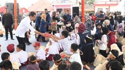 Tinjau Posko Pengungsi di Agam, Presiden Jokowi Serahkan Bantuan bagi Warga Terdampak Bencana