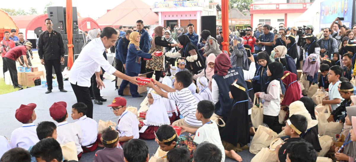 Presiden Joko Widodo mengunjungi posko tanggap darurat dan pengungsian di Lapangan Batu Taba, Kabupaten Agam, Sumatera Barat, Selasa (21/5/2024). (BPMI Setpres/Kris)
