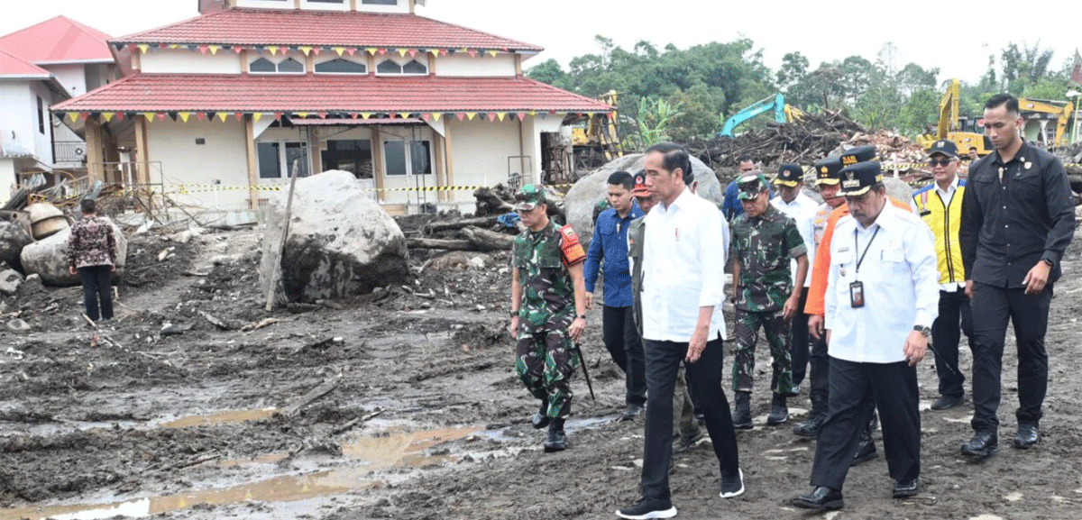 Presiden Joko Widodo tinjau area terdampak bencana longsor dan banjir bandang lahar dingin di Agam, Sumatera Barat, Selasa (21/5/2024). (BPMI Setpres/Kris)