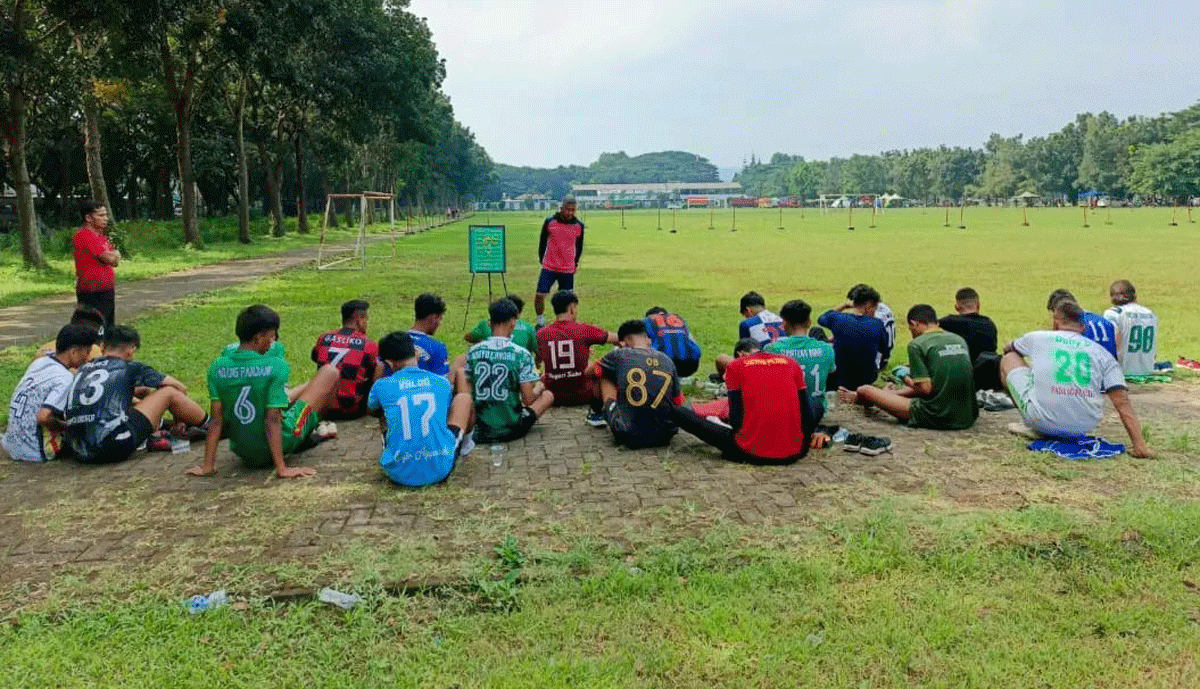 Pelatih PSPP beri arahan pada pemain.