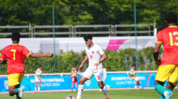 Ramadhan Sananta kuasai bola dalam laga Indonesia dengan Guinea. (pssi)