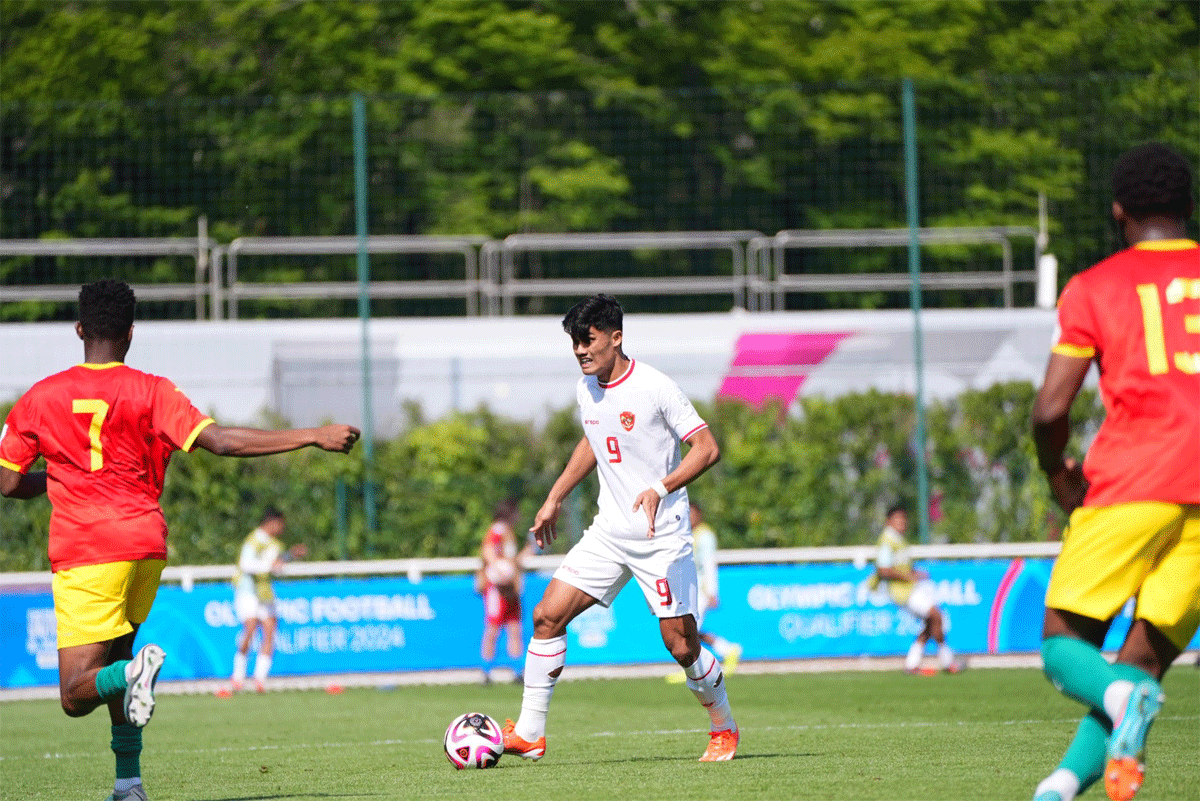 Ramadhan Sananta kuasai bola dalam laga Indonesia dengan Guinea. (pssi)