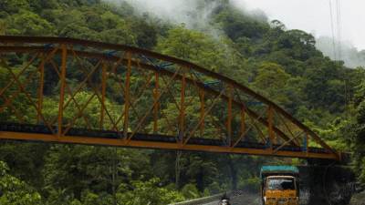 Rel kereta api di Lembah Anai