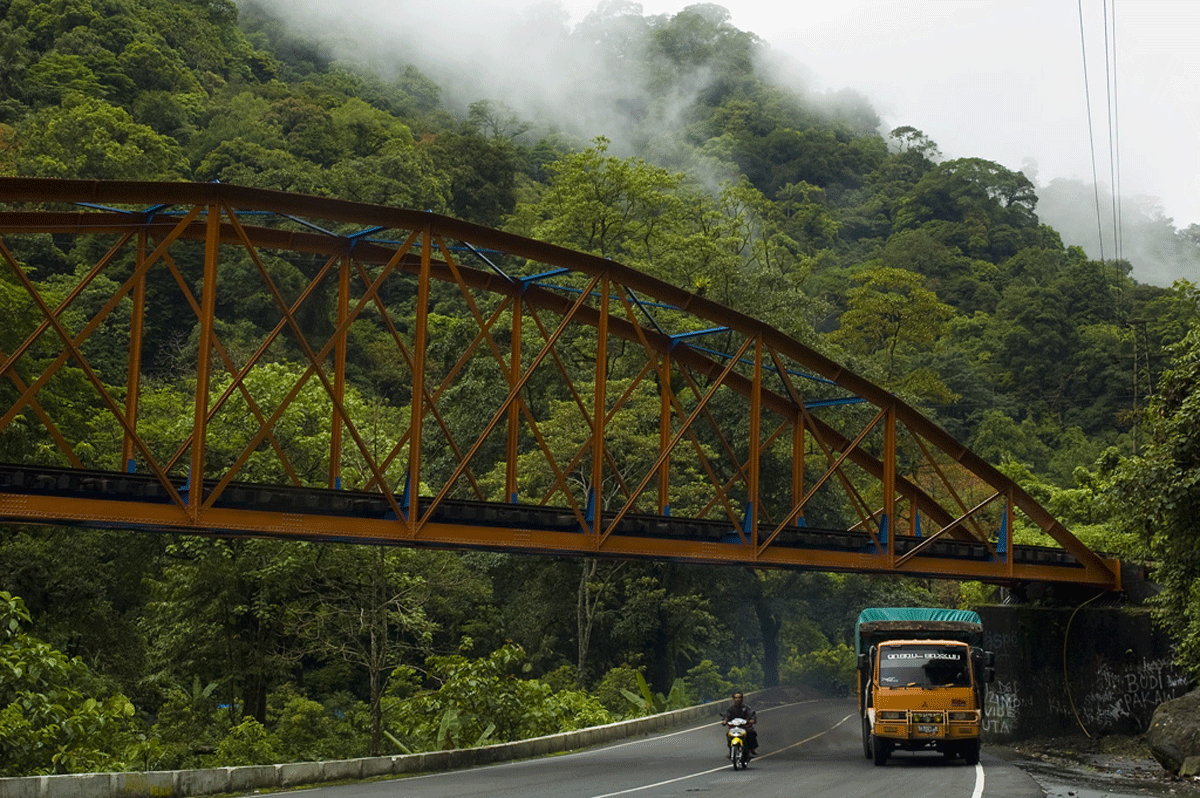 Rel kereta api di Lembah Anai