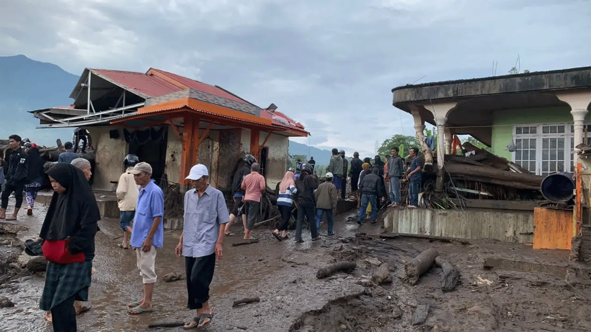 Rumah mengalami kerusakan akibat banjir bandang di Tanah Datar. (bnpb)