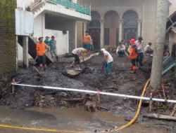 Tak Mau Lama-lama Berduka, Masyarakat Korban Bencana di Agam Mulai Bangkit, Warga Gotong Royong Bersama Satgas Bersihkan Masjid