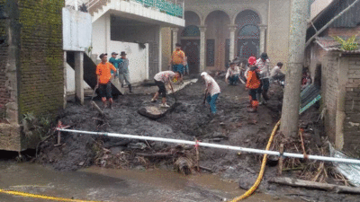 Tak Mau Lama-lama Berduka, Masyarakat Korban Bencana di Agam Mulai Bangkit, Warga Gotong Royong Bersama Satgas Bersihkan Masjid