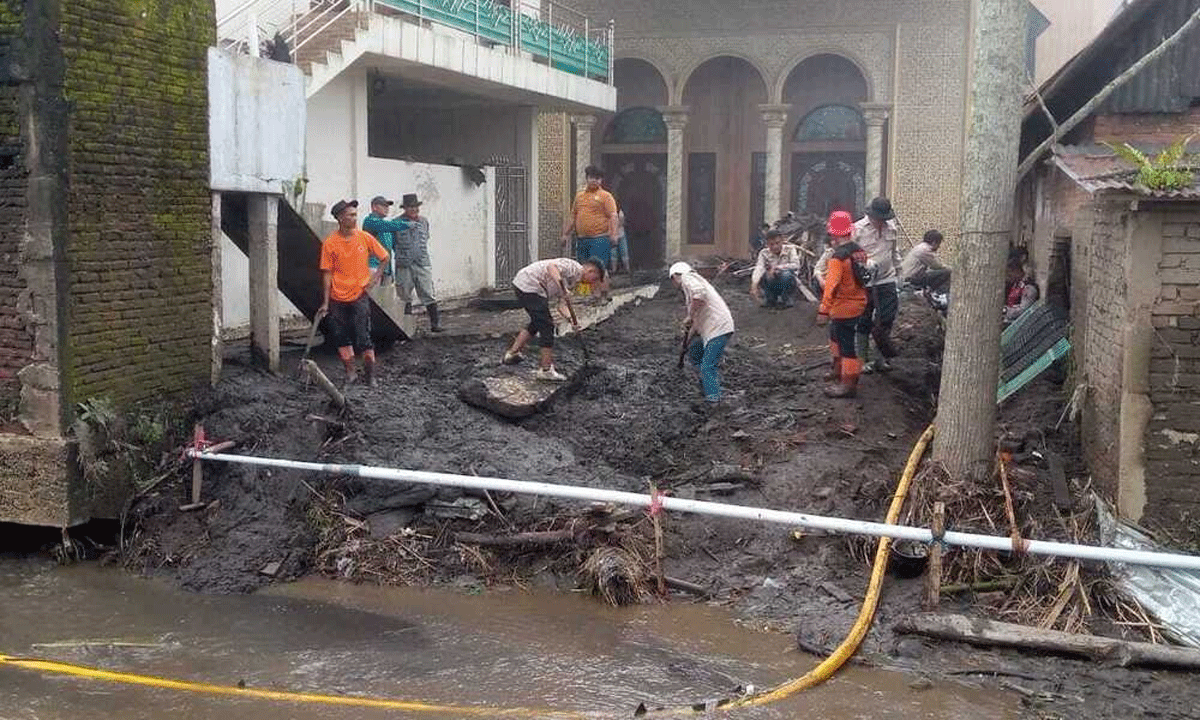 Satgas Penanggulangan Bencana Bersihkan Fasilitas Umum yang Terdampak Galodo