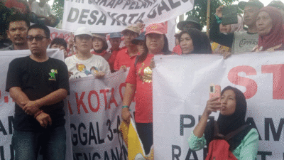 Warga gelar aksi damai terkakt sengketa tanah.