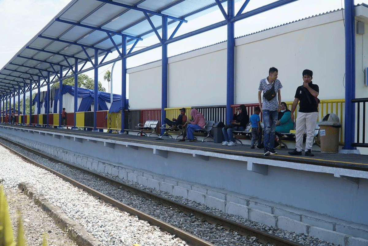 Penumpang menunggu kereta di Stasiun Padang. (kompas.id)