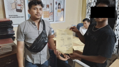 Salah seorang pelaku yang ditetapkan jadi tersangka kasus perusakan (wajah diblur).