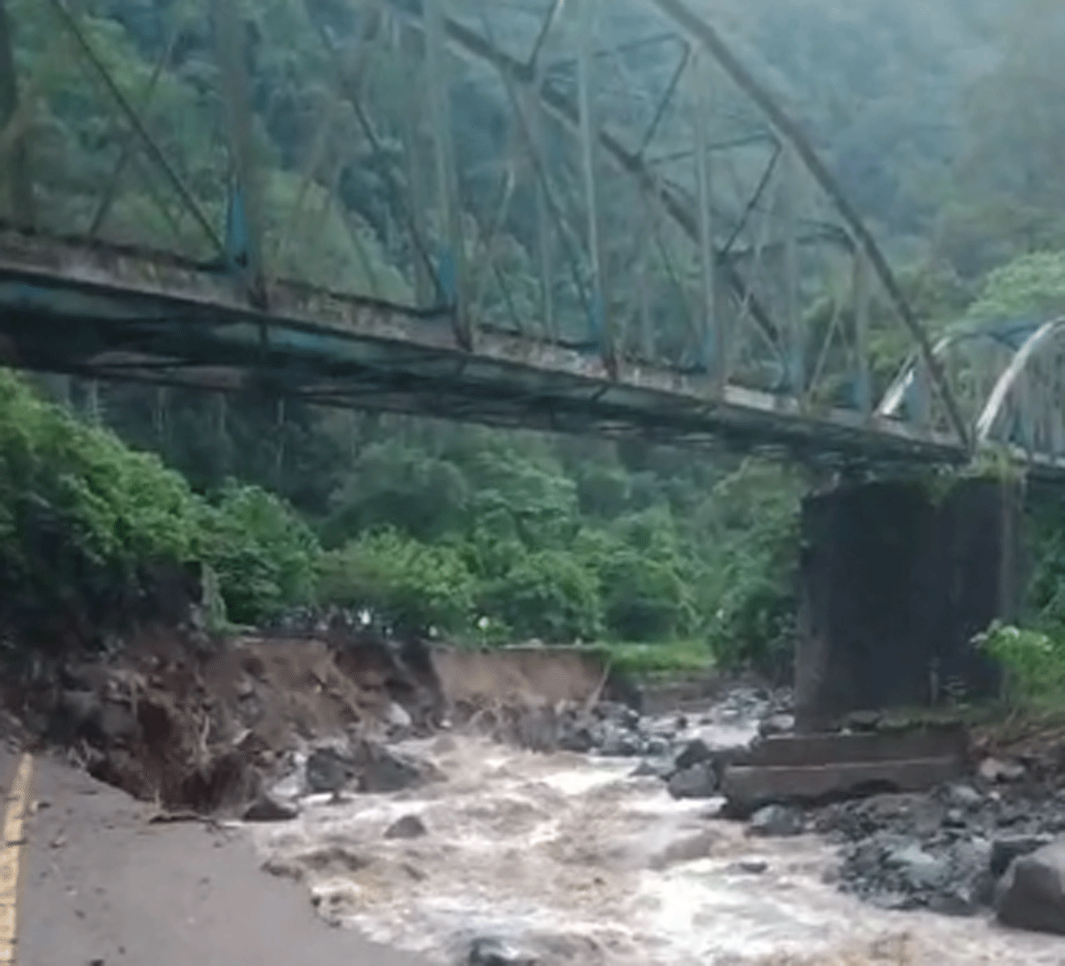 Tiang rel kereta api yang tetap kokoh walau air bah melanda di Lembah Anai. (tangkapan layar WhatsApp)