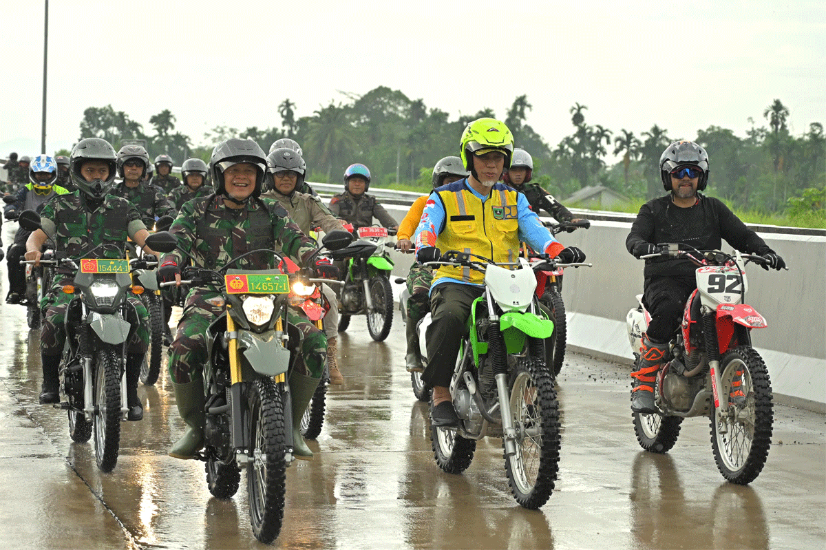 Gubernur Bersama sejumlah pejabat tinjau progress pembangunan Tol Padang-Sicincin. (biro adpim)