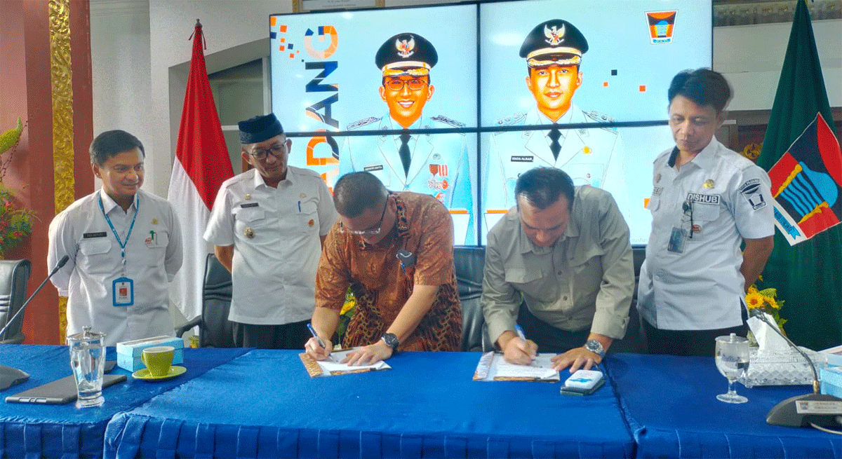 Perusahaan Umum Daerah Padang Sejahtera Mandiri (PSM) selaku pengelola Trans Padang melakukan penandatanganan memorandum of understanding dengan perusahaan transportasi Bluebird di Padang, Rabu (8/5/2024). (infopublik)