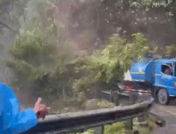 Ajaib, Truk Bisa Melaju Kencang Saat Menanjak di Sitinjau Lauik, Kalau Terlambat, Gak Kebayang Deh 2 Ajaib, Truk Bisa Melaju Kencang Saat Menanjak di Sitinjau Lauik, Kalau Terlambat, Gak Kebayang Deh