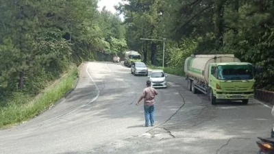 Jalan di Sitinjau Lauik yang berkualitas baik.