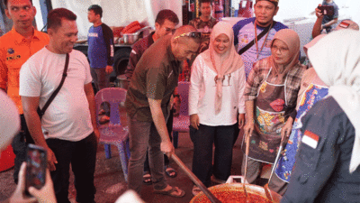 Wakil Gubernur Sumatera Barat Audy Joinaldy turut memasak rendang di dapur umum.