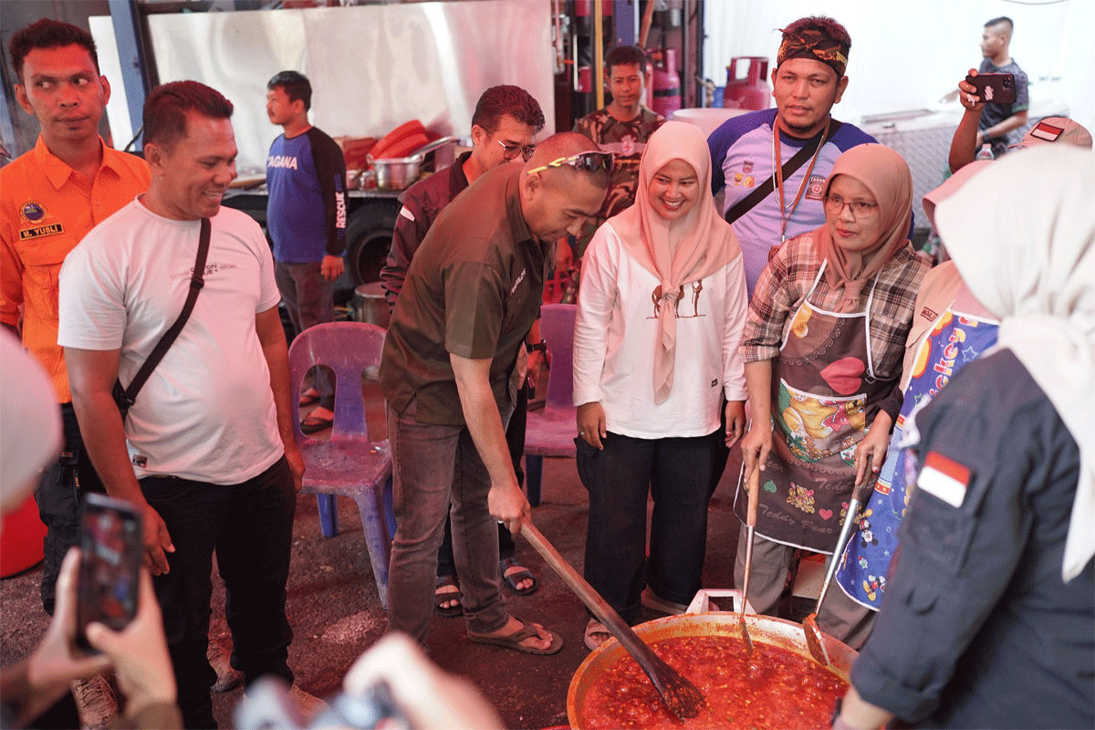 Wakil Gubernur Sumatera Barat Audy Joinaldy turut memasak rendang di dapur umum.