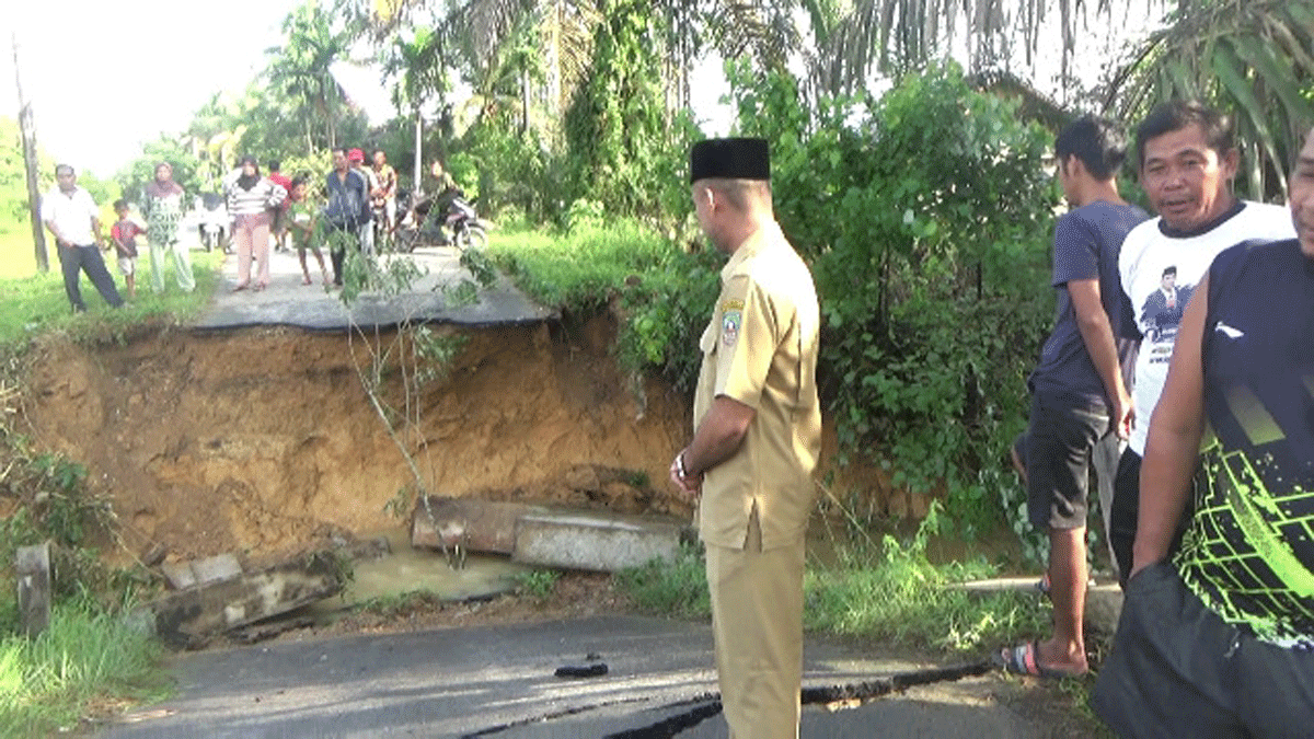 Jembatan ambruk di Sungai Pinang. Warga butuh jembatan darurat