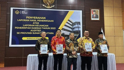 Foto bersama usai penyerahan opini WTP untuk Pemko Gunungsitoli