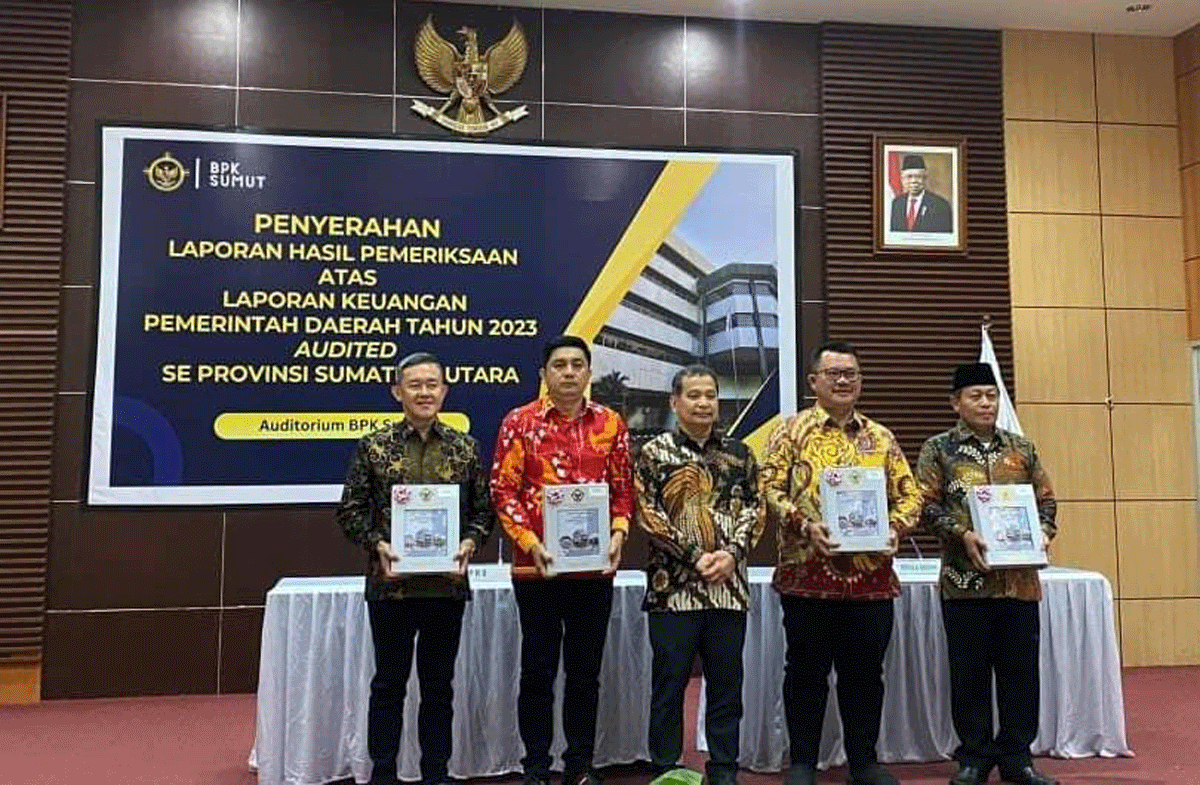 Foto bersama usai penyerahan opini WTP untuk Pemko Gunungsitoli