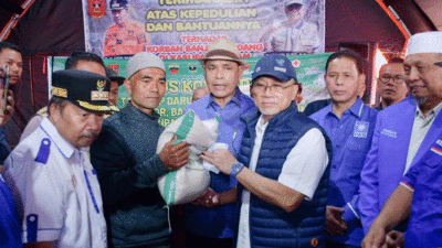 Menteri Perdagangan Zulkifli Hasan serahkan bantuan bantuan logistik bagi warga terdampak bencana di Agam, Kamis (23/5/2024).